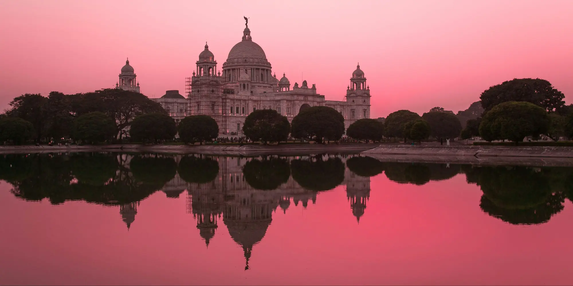 India: immersioni con gli squali, edificio storico al tramonto