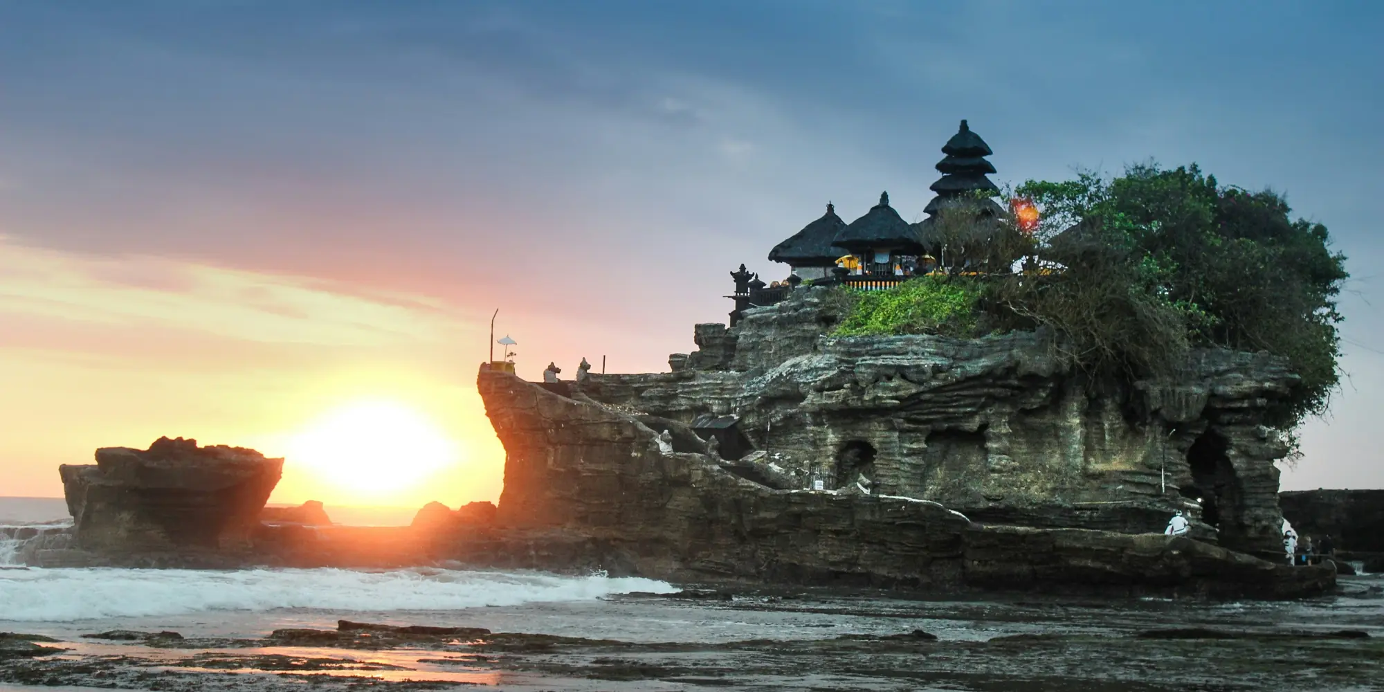 Indonesia: immersioni con gli squali, scogliera con casa al tramonto nel mare