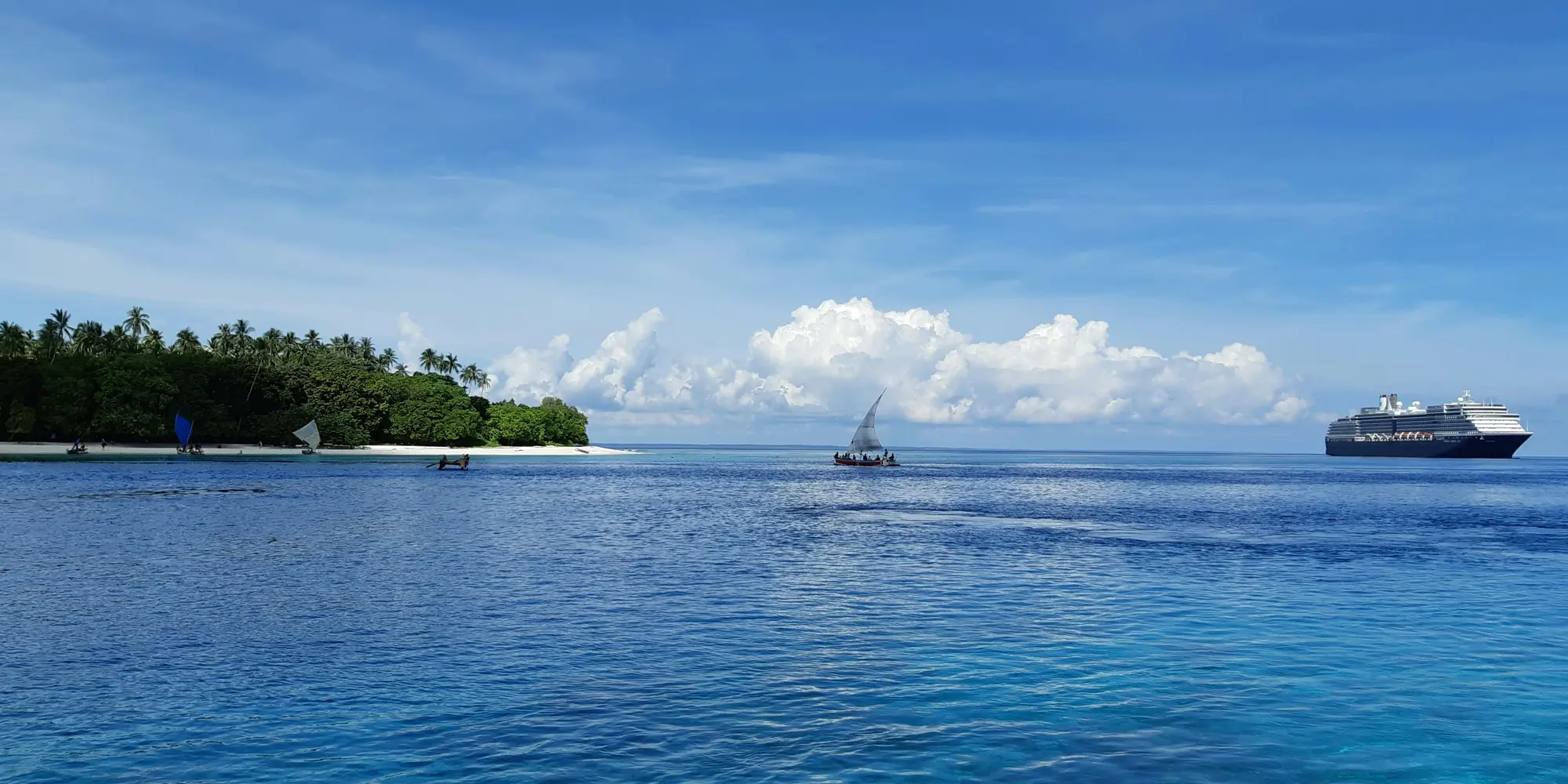 Isola dal mare in Papua Nuova Guinea con catamarano e nave da crociera