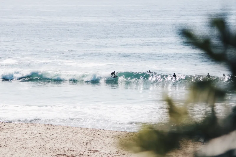 Montara State Beach, surfista a San Francisco, California, USA