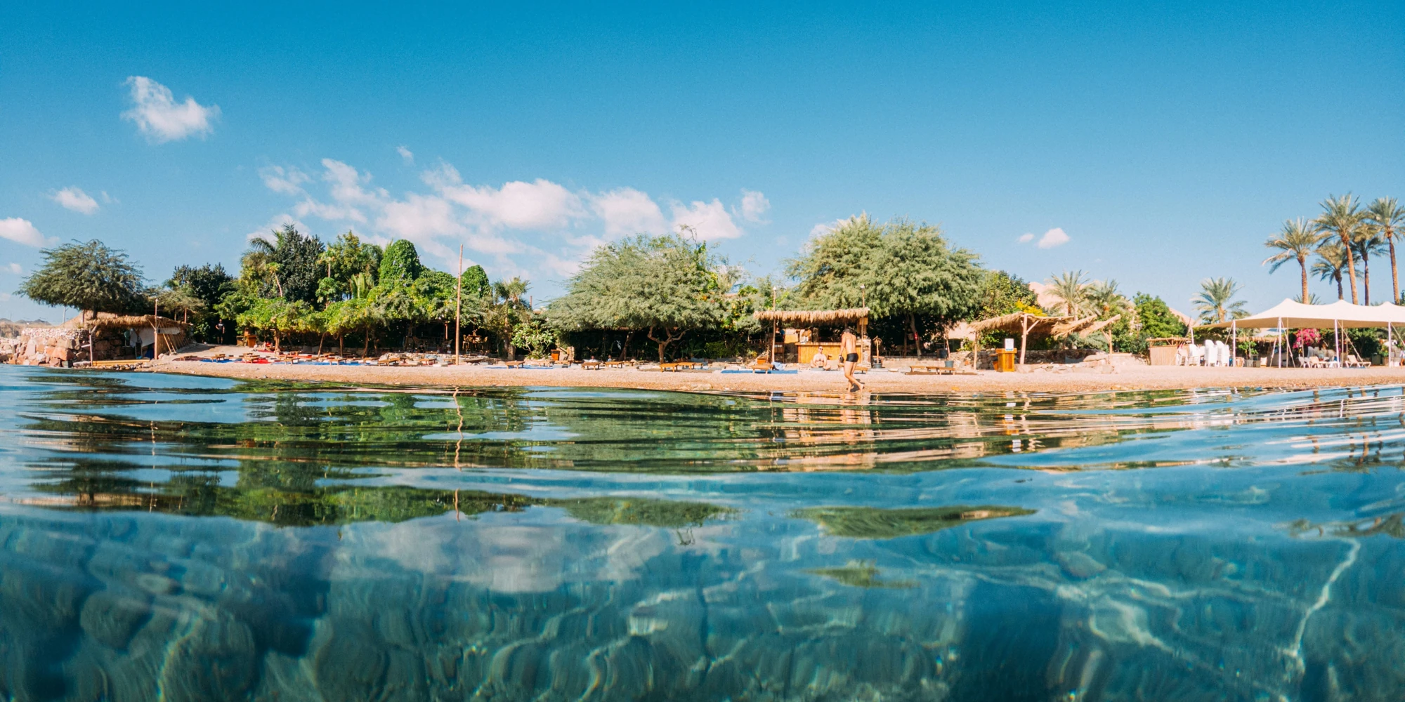 Bar sulla spiaggia visto dal mare a Mosh Beach, Eilat, Israele