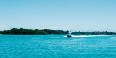 Piccola barca a motore nelle Florida Keys, Stock Island, in mare Piccola barca a motore nelle Florida Keys, Stock Island, in mare