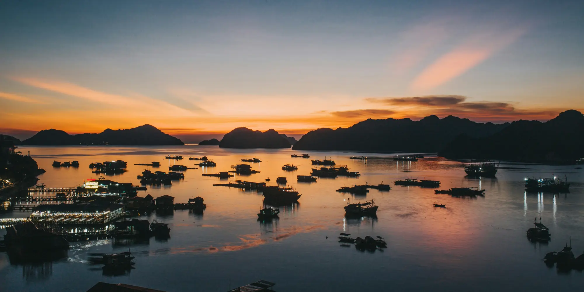 Immersione con gli squali in Vietnam, vista sul mare al tramonto con vele e barche