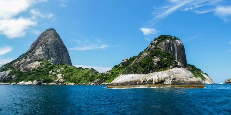 Isole rocciose e verdi dell’arcipelago di Alcatrazes nelle acque blu dell’Atlantico
