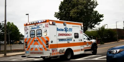 Ambulanza di Boston EMS su una strada come immagine simbolica dei soccorsi