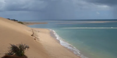 Dune di sabbia, spiaggia e mare poco profondo nell’arcipelago di Bazaruto