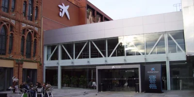 Esterno del museo della scienza CosmoCaixa a Barcellona, fotografato nel 2005