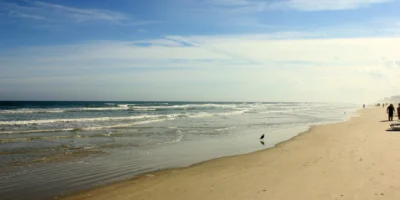 Spiaggia sabbiosa e costa atlantica di Daytona Beach in Florida