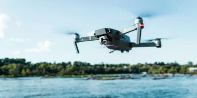 Drone in volo sull'acqua