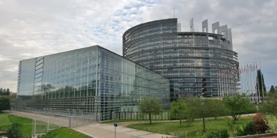 Edificio del Parlamento europeo a Strasburgo con facciate in vetro e bandiere
