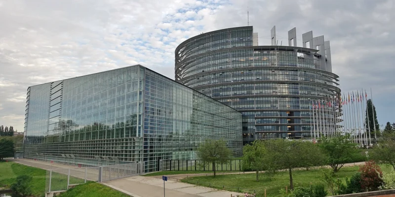 Edificio del Parlamento europeo a Strasburgo con facciate in vetro e bandiere