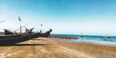 Barche da pesca sulla spiaggia e in mare a Sint Maarten