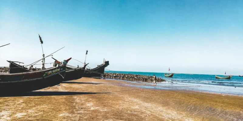 Barche da pesca sulla spiaggia e in mare a Sint Maarten