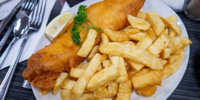 Fish and chips con limone su un piatto a Blackpool