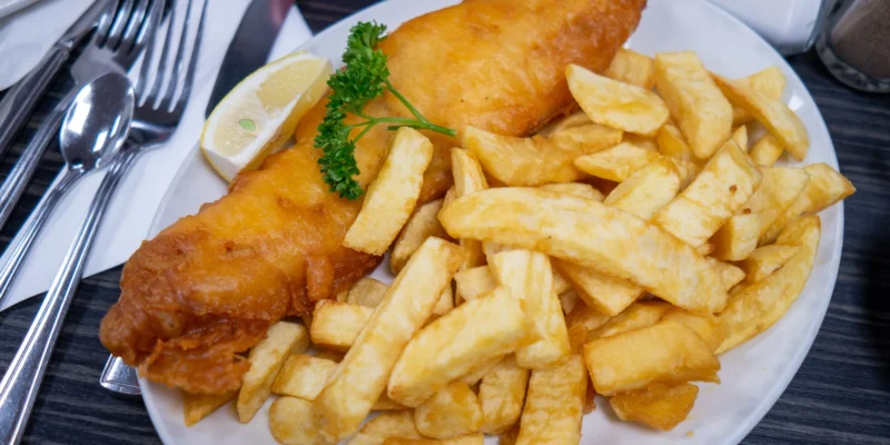 Fish and chips con limone su un piatto a Blackpool