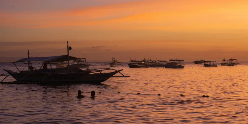 Barche da pesca in mare al tramonto al largo di Bohol, Filippine