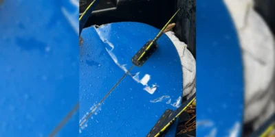 Tavola blu danneggiata di Albert Westpfal dopo l'attacco di squalo a China Walls