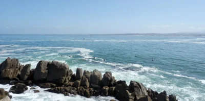 Vista da Lovers Point sulla costa rocciosa e sulla baia di Monterey presso Pacific Grove