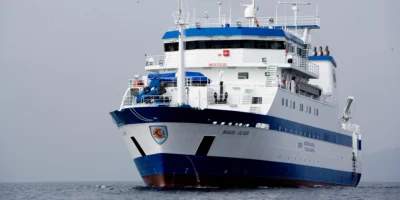 La nave da ricerca bianca e blu Miguel Oliver in mare