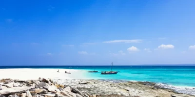 Barche di legno sulla spiaggia di Rolas Island nell'arcipelago Quirimbas, Mozambico