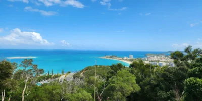 Vista da una collina boscosa sulla baia turchese e sulla città di Nouméa