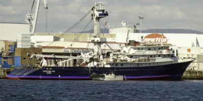 Nave tonniera Txopituna Dos nel porto di Marín