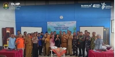 Partecipanti al corso di DLHP Purworejo e SeAlife Indonesia sugli squali balena spiaggiati a Keburuhan