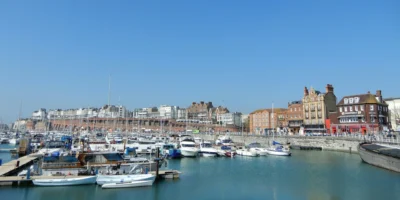 Barche nel porto di Ramsgate davanti agli edifici sul lungomare