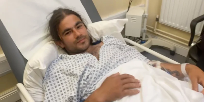 Sebastian Achim in un letto d’ospedale dopo il morso della verdesca
