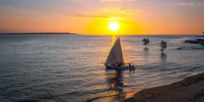 Barca a vela al largo del Madagascar al tramonto