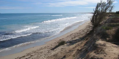 Spiaggia sabbiosa e costa a Sunset Beach a Geraldton nell'Australia occidentale
