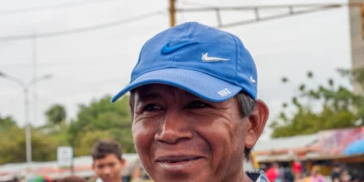 Ritratto di un uomo wayuu con berretto blu a Maracaibo, in Venezuela