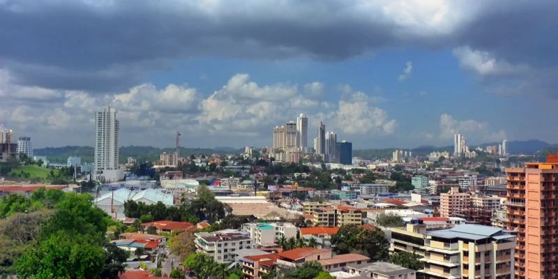 Veduta urbana costiera a Panama con edifici alti